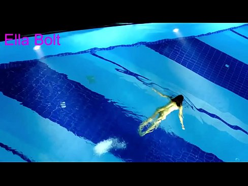 ❤️ Handikwanise kumira kuona, mudiki blonde akabatwa achishambira asina kupfeka muELLA BOLT resort pool kwatiri  ❤